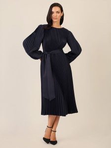 APART Sukienka w kolorze granatowym rozmiar: 40. Niebieskie sukienki Apart, bez wzorów, z tkaniny, bez kołnierzyka, bez ramiączek, midi. Za 305,29 zł.