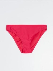 Dół od bikini figi - różowy. Czerwone figi Sinsay, bez wzorów. Za 9,99 zł.
