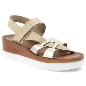 Złote Sandały Armodo Eleganckie Obuwie Damskie Na Koturnie. Brązowe sandały Armodo, bez wzorów, ze skóry, bez obcasa, na koturnie, bez zapięcia. Za 309,00 zł.