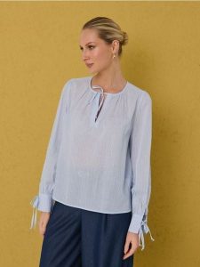 Bawełniana koszula z ozdobnymi wiązaniami - wielobarwny. Koszule Sinsay, l, bez wzorów, z bawełny, bez kołnierzyka, bez ramiączek. Za 49,99 zł.