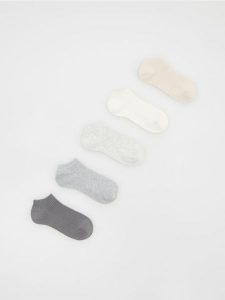 Skarpetki z bawełną 5 pack - ciemnoszary. Szare skarpetki Reserved, bez wzorów, z bawełny. Za 49,99 zł.