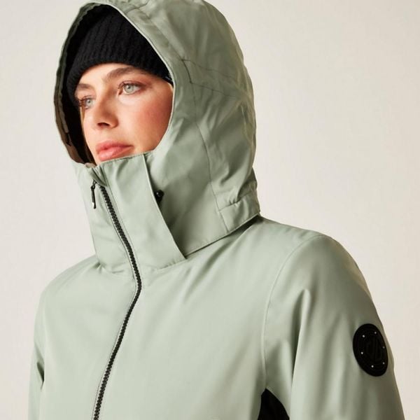 Kurtka narciarska damska z membraną Issy Dare 2b. Zielone kurtki Dare 2b, na zimę, bez wzorów, z tkaniny, bez kaptura. Za 599,99 zł.