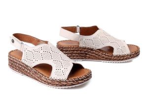 MANITU 910328-81 offwhite, sandały damskie. Brązowe sandały Manitu, bez wzorów, ze skóry, bez obcasa, na koturnie, bez zapięcia. Za 229,42 zł.