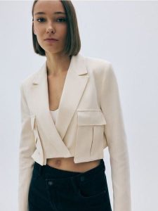 Krótka marynarka z dodatkiem lnu - kremowy. Białe marynarki i żakiety Reserved, l, bez wzorów, z tkaniny. W wyprzedaży za 99,99 zł.