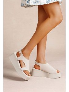 Foreverfolie Sandały w kolorze beżowym na koturnie rozmiar: 36. Brązowe sandały Foreverfolie, bez wzorów, z otwartym noskiem, bez obcasa, na koturnie, bez zapięcia. Za 121,99 zł.