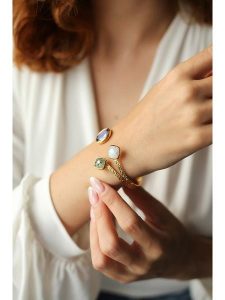 Pierres delicates Pozłacana bransoletka z kamieniami szlachetnymi rozmiar: onesize. Niebieskie bransoletki Pierres delicates, z ametystem, pozłacane. Za 127,05 zł.