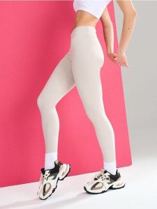 Sportowe legginsy z wycięciem V w talii Gym Hard - kremowy. Białe legginsy Sinsay, bez wzorów. Za 39,99 zł.
