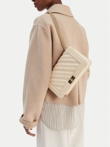 Badura Torebka TYL00495 Beżowy. Brązowe listonoszki Badura, bez wzorów, z materiału, bez dodatków. Za 199,99 zł.