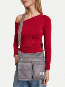 Guess Jeans Torebka CWBEO-GUESS-B-004-10 Szary. Szare torebki klasyczne Guess Jeans, z aplikacjami, z jeansu, bez dodatków. Za 179,99 zł.