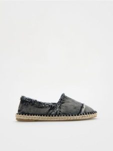 Jeansowe espadryle - biały. Białe espadryle Reserved, bez wzorów, z bawełny, bez obcasa. W wyprzedaży za 29,99 zł.