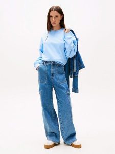 TOMMY JEANS Bluza w kolorze błękitnym rozmiar: S. Niebieskie bluzy Tommy Jeans, s, bez wzorów, z bawełny, bez kaptura. Za 254,74 zł.