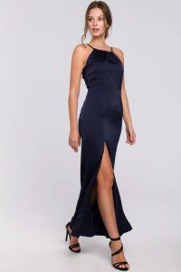 Długa sukienka wieczorowa na wesele błyszcząca halter neck granatowa. Sukienki Sukienki.shop, na imprezę, l, bez wzorów, z satyny, wizytowe, bez kołnierzyka, bez ramiączek, maxi. Za 319,00 zł.