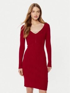 Guess Sukienka dzianinowa W5RK07 Z2YJ2 Czerwony Regular Fit. Czerwone kombinezony Guess, xs, z aplikacjami, z dzianiny, bez kołnierzyka, bez ramiączek. Za 339,99 zł.