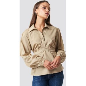 NA-KD Trend Krótka koszula z miseczkami - Beige. Koszule marki NA-KD Trend. W wyprzedaży za 64,78 zł.