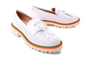 ARTIKER RELAKS 52C2048 biały, półbuty damskie. Białe półbuty Artiker Relaks, bez wzorów, ze skóry, bez obcasa, na obcasie, bez zapięcia. Za 174,95 zł.