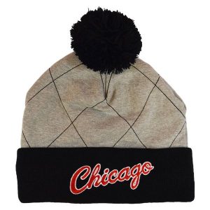 Czapka zimowa Mitchell & Ness NBA Quilted Pom Beanie HWC Chicago Bulls. Szare czapki MITCHELL & NESS, bez wzorów. Za 89,00 zł.