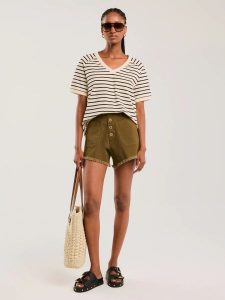 Szorty damskie z surowym wykoŅczeniem khaki Gusti 303. Zielone szorty Big Star, bez wzorów, z jeansu, boho. W wyprzedaży za 119,99 zł.