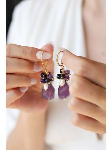 Pierres delicates Pozłacane kolczyki z ametystami rozmiar: onesize. Fioletowe kolczyki Pierres delicates, z ametystem, pozłacane. Za 95,92 zł.