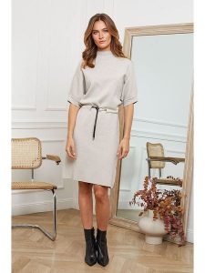 Joséfine Sukienka dzianinowa "Beka" w kolorze beżowym rozmiar: S. Brązowe sukienki Joséfine, na co dzień, s, bez wzorów, z dzianiny, bez kołnierzyka, bez ramiączek, midi, proste. Za 152,98 zł.