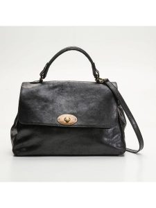 Abaco Skórzana torebka "Tina" w kolorze czarnym - 25 x 38 x 14 cm rozmiar: onesize. Czarne torebki klasyczne Abaco, bez wzorów, z materiału, przez ramię, bez dodatków. Za 351,38 zł.