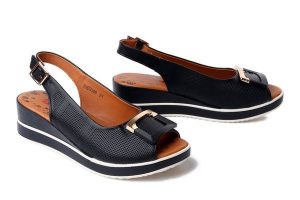 Artiker Relaks 58C0086 Czarny, sandały damskie. Czarne sandały Artiker Relaks, bez wzorów, ze skóry, bez obcasa, na koturnie, bez zapięcia. Za 219,90 zł.
