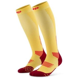 Damskie długie skarpety kompresyjne sportowe Core Run wysokie CEP. Czerwone skarpetki CEP, bez wzorów, z elastanu. Za 199,00 zł.