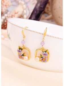 L'Atelier de Gaia Pozłacane kolczyki z perłami rozmiar: onesize. Różowe kolczyki L'Atelier de Gaia, z perłą, pozłacane. Za 69,99 zł.