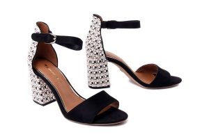 TAMARIS 1-28356-42 0D8 black comb, sandały damskie. Czarne sandały Tamaris, bez wzorów, z gumy, bez obcasa, bez zapięcia. Za 299,90 zł.