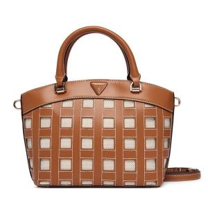 Torebka Guess. Brązowe kuferki Guess, z aplikacjami, bez dodatków. Za 584,99 zł.