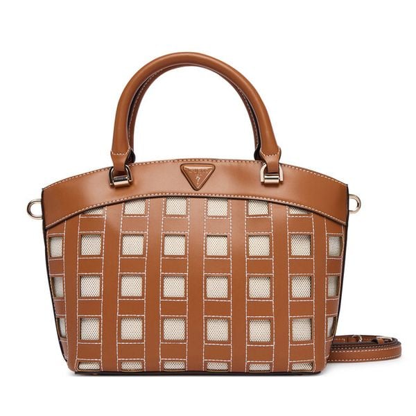 Torebka Guess. Brązowe kuferki Guess, z aplikacjami, bez dodatków. Za 584,99 zł.