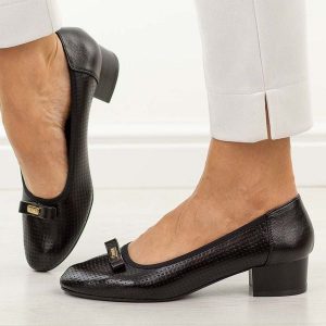 Czarne ażurowe czółenka damskie na obcasie M.Daszyński Sa200-17. Czarne czółenka M.Daszyński, z aplikacjami, z materiału, bez obcasa, na obcasie, bez zapięcia. Za 179,00 zł.