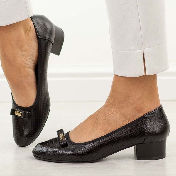 Czarne ażurowe czółenka damskie na obcasie M.Daszyński Sa200-17. Czarne czółenka M.Daszyński, z aplikacjami, z materiału, bez obcasa, na obcasie, bez zapięcia. Za 179,00 zł.