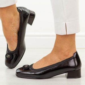 Czarne skórzane czółenka damskie na obcasie Vinceza 39980. Czarne czółenka VINCEZA, z aplikacjami, z lakierowanej skóry, bez obcasa, na obcasie, bez zapięcia. Za 199,00 zł.