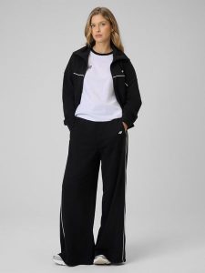 4F Spodnie dresowe z szerokimi nogawkami damskie - czarne S. Czarne spodnie dresowe 4f, s, bez wzorów, z bawełny. Za 159,99 zł.