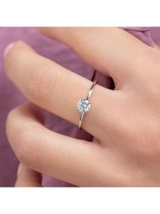 L'atelier précieux Srebrny pierścionek z cyrkonią rozmiar: 60. Szare pierścionki l'Atelier precieux, z cyrkonią, srebrne. Za 86,99 zł.