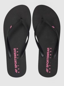 Japonki damskie 4F 4FRSS26FFLIF223. Czarne klapki 4f, bez wzorów, z gumy, bez obcasa. Za 49,99 zł.