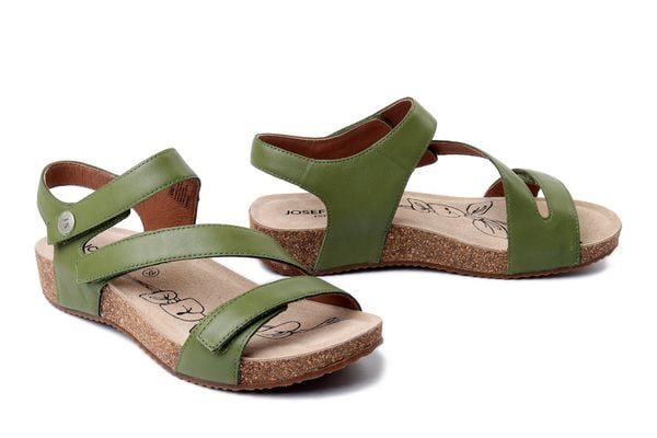 JOSEF SEIBEL 78519 509 660 Tonga 25 khaki, sandały damskie. Zielone sandały Josef Seibel, bez wzorów, ze skóry, bez obcasa, bez zapięcia. Za 295,92 zł.