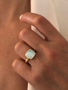 Les Petites Précieuses Pozłacany pierścionek z chalcedonem rozmiar: 52. Żółte pierścionki Les Petites Précieuses, pozłacane. Za 147,91 zł.