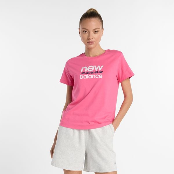 Koszulka damska New Balance WT51540DAB – różowa. Czerwone bluzki New Balance, xl, bez wzorów, z bawełny, klasyczne, bez kołnierzyka, bez ramiączek. Za 79,99 zł.