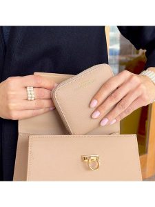 ATELIERS SAINT GERMAIN Skórzany portfel w kolorze beżowym - 12,5 x 10,5 x 2,5 cm rozmiar: onesize. Brązowe portfele ATELIERS SAINT GERMAIN, bez wzorów, z materiału. Za 217,99 zł.