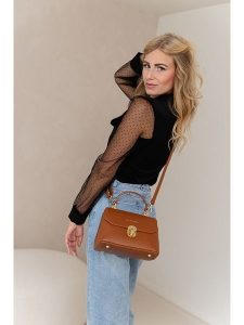 Lia Biassoni Skórzana torebka w kolorze jasnobrązowym - 23 x 16 x 12 cm rozmiar: onesize. Brązowe torebki klasyczne Lia Biassoni, bez wzorów, z materiału, przez ramię, bez dodatków. Za 260,99 zł.