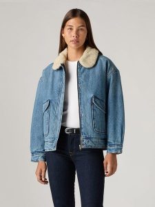 Levi's Kurtka dżinsowa w kolorze błękitnym rozmiar: M. Niebieskie kurtki Levi's®, m, bez wzorów, z bawełny, bez kaptura. Za 267,29 zł.