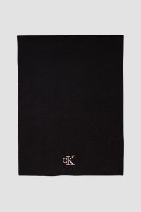 CALVIN KLEIN Czarny damski szalik z różowym logo. Czarne szaliki Calvin Klein, bez wzorów. W wyprzedaży za 169,99 zł.