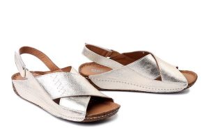 ARTIKER RELAKS 58C3238 gold, sandały damskie. Żółte sandały Artiker Relaks, bez wzorów, ze skóry, bez obcasa, na koturnie, bez zapięcia. Za 194,90 zł.