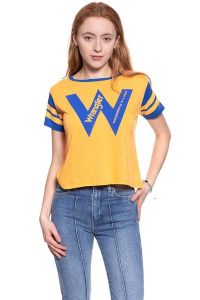 WRANGLER T SHIRT DAMSKI B&Y W CROP TEE AMBER YELLOW W721CF7UY 112130924. Żółte t-shirty Wrangler, xs, bez wzorów, bez kołnierzyka, bez ramiączek. W wyprzedaży za 39,99 zł.
