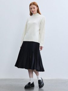 BGN Sweter w kolorze kremowym rozmiar: 40. Brązowe swetry oversize BGN, bez wzorów, bez ramiączek. Za 121,99 zł.