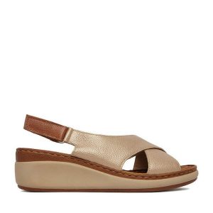 Sandały Lasocki. Brązowe sandały Lasocki, bez wzorów, bez obcasa, na koturnie, bez zapięcia. Za 179,99 zł.