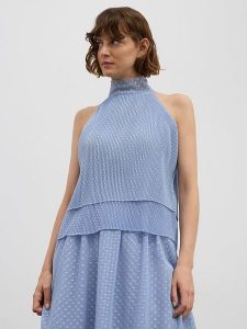 BGN Bluzka w kolorze błękitnym rozmiar: 34. Niebieskie bluzki BGN, bez wzorów, bez kołnierzyka, bez ramiączek. Za 78,66 zł.