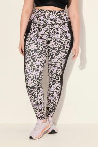 Damskie Legginsy sportowe szybkoschnące wzór w panterkę z recyklingu. Czarne legginsy Ulla Popken, bez wzorów, z materiału. Za 239,99 zł.