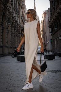Śmietankowa Długa Sukienka z Rozcięciem i Poduszkami. Brązowe sukienki MOE, l, bez wzorów, z bawełny, bez kołnierzyka, bez ramiączek, maxi. Za 316,90 zł.